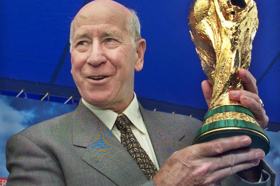 BOBBY CHARLTON: Beliau berjaya menjaringkan 49 gol dalam 106 penampilan untuk England, dan yang paling utama membantu mereka memenangi Piala Dunia pada 1966.