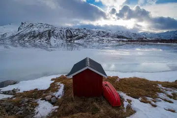 Foto fail yang diambil pada 15 Mac 2016 menunjukkan sebuah kabin memancing swasta di sebuah fiord berhampiran Svolvaer di Norway. 