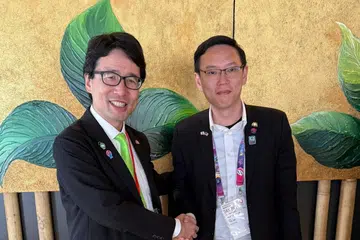 Pengerusi Jawatankuasa Pelaburan, Perdagangan, Hal Ehwal Pengguna dan Sumber Manusia Johor, Encik Lee Ting Han (kanan), bersama Presiden dan Pengasas Euglena Co Ltd, Encik Mitsuru Izumo.