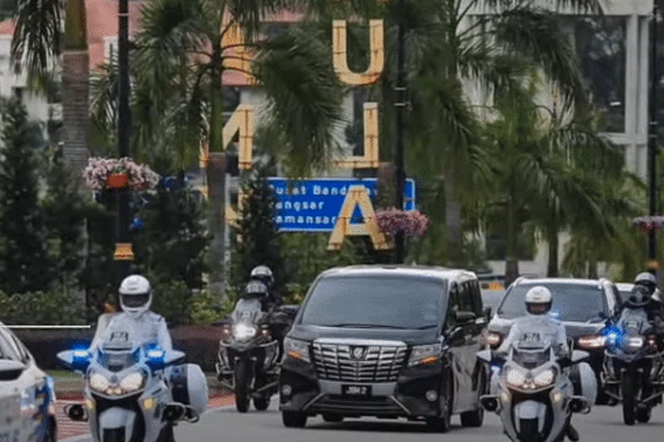 Perdana Menteri Malaysia, Tan Sri Muhyiddin Yassin tiba di Istana Negara dalam kereta Toyota Alphard hitam untuk menghadap Yang di-Pertuan Agong, Al-Sultan Abdullah Ri'ayatuddin Al-Mustafa Billah Shah pada 15 Jun 2021. - Foto tangkap layar BH TV