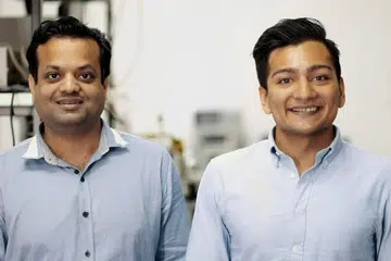 USAHA KERJASAMA: Encik Ravi Kumar (kiri) dan Encik Sahil Tapiawala ialah pengasas bersama Atomionic yang telah menandatangani kontrak dengan tiga syarikat perlombongan utama.
