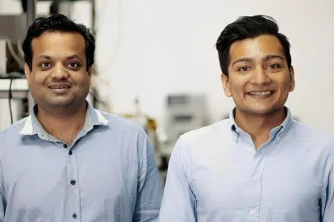 USAHA KERJASAMA: Encik Ravi Kumar (kiri) dan Encik Sahil Tapiawala ialah pengasas bersama Atomionic yang telah menandatangani kontrak dengan tiga syarikat perlombongan utama.