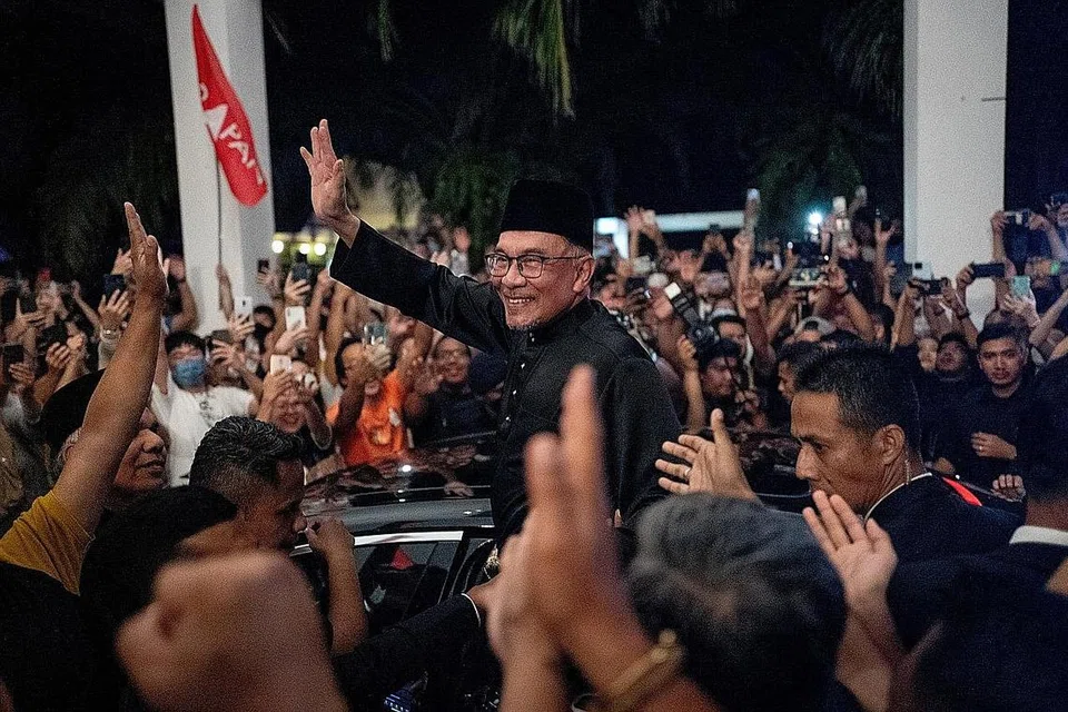 MENCAPAI KESTABILAN EKONOMI, POLITIK: Tugas utama Datuk Seri Anwar Ibrahim sebagai Perdana Menteri ialah untuk mewujudkan kestabilan ekonomi dan politik yang membelenggu Malaysia, sambil menyatuk padukan semula rakyat menyusuli pilihan raya yang telah memecah belah. - Foto REUTERS 