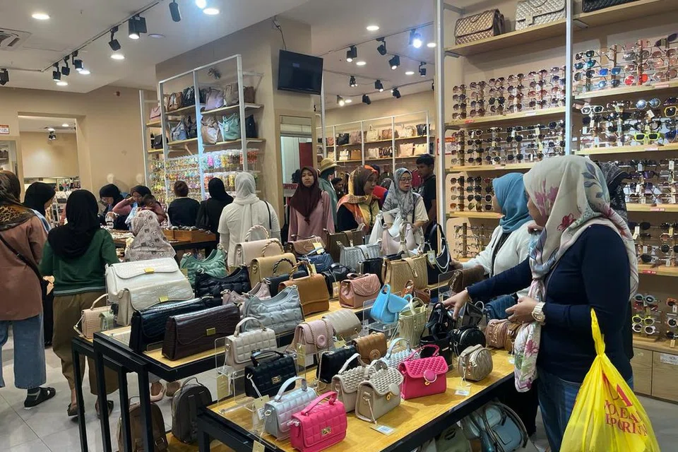 Selain pakaian, aksesori seperti beg tangan turut menarik perhatian pengunjung di kedai di Jalan Tuanku Abdul Rahman, Kuala Lumpur.