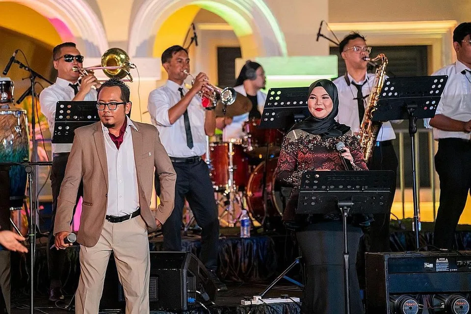 PENYERI MAJLIS: Nyanyian dan tarian lengkap dengan pemain muzik terus memukau para hadirin di majlis tersebut. - Foto TWM