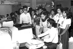 Suasana klasik di bilik berita Berita Harian pada satu masa dahulu. Gambar dirakam ialah (duduk) penyunting BH, Encik Zulkifli Rahmat sedang menunjukkan kepada sekumpulan pelawat tentang proses membuat laporan berita. 