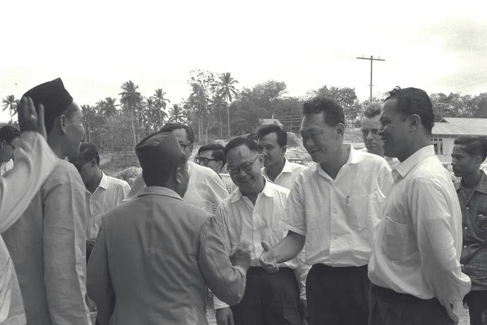 BERI SOKONGAN PADU: Allahyarham Othman Wok (kanan) semasa mengiringi mendiang Perdana Menteri Pengasas Lee Kuan Yew (kedua dari kanan) untuk menemui pemimpin masyarakat dalam foto tahun 1964 ini. Ketika itu Allahyarham Othman ialah Menteri Ehwal Masyarakat. 