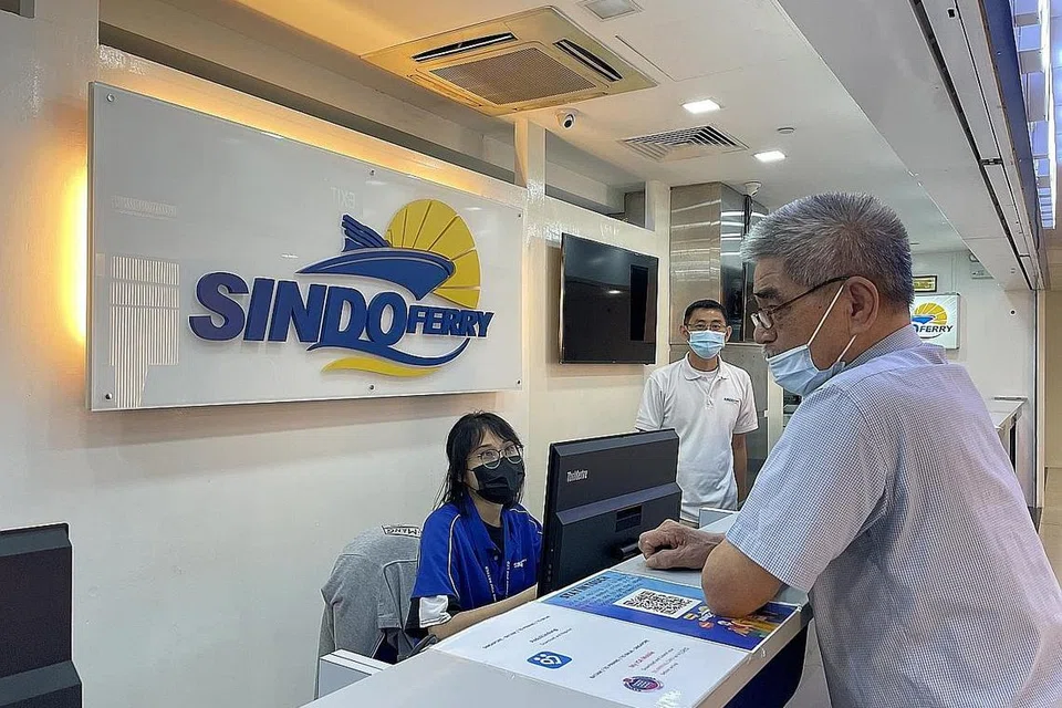 MASIH RENDAH: Encik Liu Nam Leong (tengah) berkata sejauh ini jumlah penumpang syariktatnya hanya sekitar 20 peratus paras sebelum pandemik.- Foto FARID HAMZAH