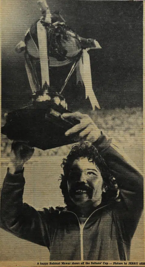 Allahyarham Rahmat Mawar yang juga kapten pasukan Melayu Singapura menjulang Piala Emas Raja-Raja yang dijuarai pada 1973 dan 1975.