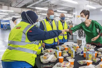 MAJLIS IFTAR: Buat kali pertama sejak Covid-19 mula menular dua tahun lalu, lebih 100 kakitangan SingPost dapat berkumpul untuk berbuka puasa bersama secara fizikal kelmarin. Disertai Menteri Perhubungan dan Penerangan, Cik Josephine Teo, majlis berbuka puasa bersama itu telah diadakan di SingPost Centre, Eunos Road. Majlis itu dianjurkan bersama SingPost dan Kesatuan Pekerja Telekom Singapura bagi pekerja Muslim barisan depan termasuk posmen, pekerja penghantaran dan kakitangan pejabat pos. Mereka turut disertai wakil kesatuan sekerja dan pihak pengurusan SingPost. Menurut SingPost, ini merupakan tahun ke-12 mereka mengadakan majlis berbuka puasa dan tahun ini adalah yang pertama ia diadakan secara fizikal sejak pandemik Covid-19 melanda. - Foto SINGPOST
