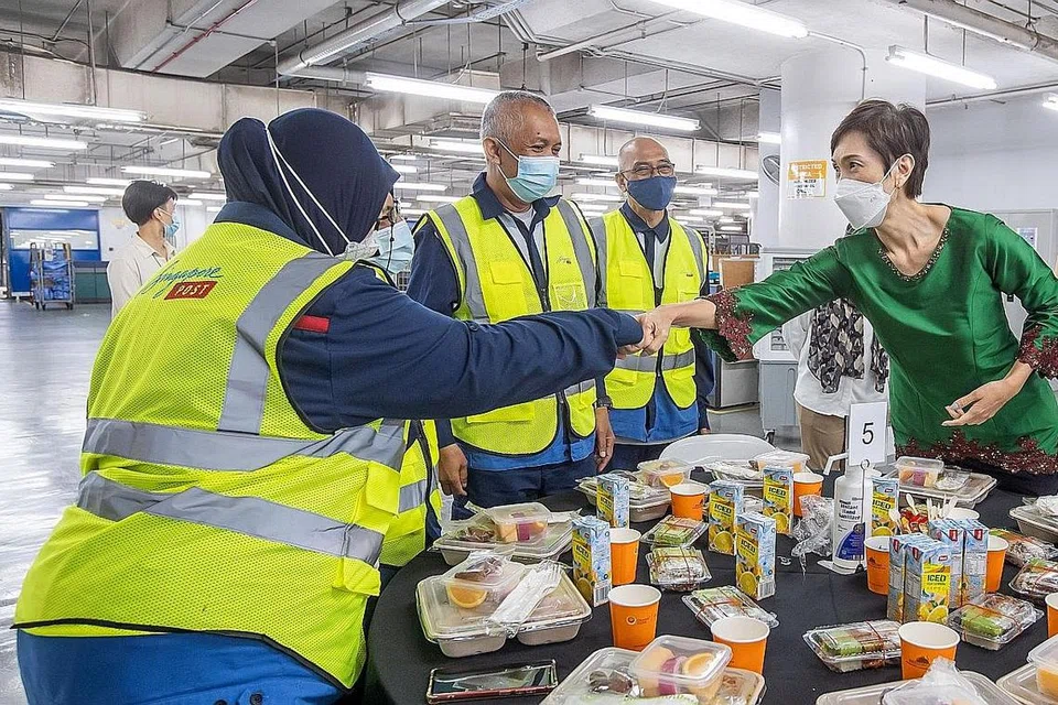 MAJLIS IFTAR: Buat kali pertama sejak Covid-19 mula menular dua tahun lalu, lebih 100 kakitangan SingPost dapat berkumpul untuk berbuka puasa bersama secara fizikal kelmarin. Disertai Menteri Perhubungan dan Penerangan, Cik Josephine Teo, majlis berbuka puasa bersama itu telah diadakan di SingPost Centre, Eunos Road. Majlis itu dianjurkan bersama SingPost dan Kesatuan Pekerja Telekom Singapura bagi pekerja Muslim barisan depan termasuk posmen, pekerja penghantaran dan kakitangan pejabat pos. Mereka turut disertai wakil kesatuan sekerja dan pihak pengurusan SingPost. Menurut SingPost, ini merupakan tahun ke-12 mereka mengadakan majlis berbuka puasa dan tahun ini adalah yang pertama ia diadakan secara fizikal sejak pandemik Covid-19 melanda. - Foto SINGPOST