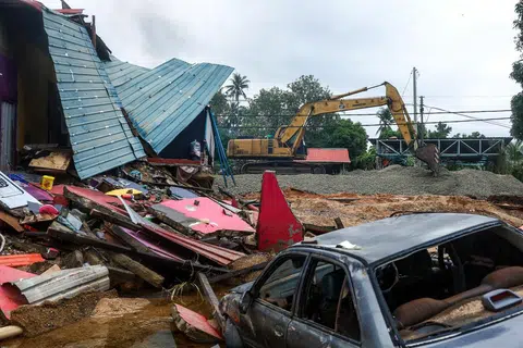 Kerja-kerja membaiki jalan yang musnah di Kampung Jubakar Pantai, Tumpat, Kelantan, susulan banjir giat dijalankan pada 5 Disember.