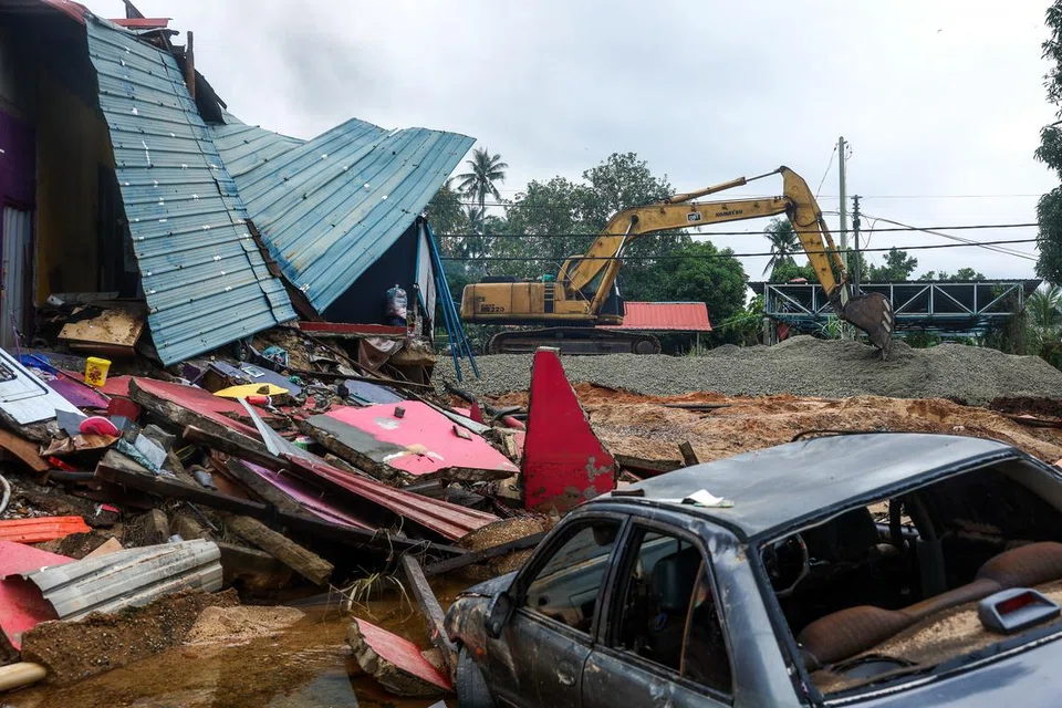 Kerja-kerja membaiki jalan yang musnah di Kampung Jubakar Pantai, Tumpat, Kelantan, susulan banjir giat dijalankan pada 5 Disember.