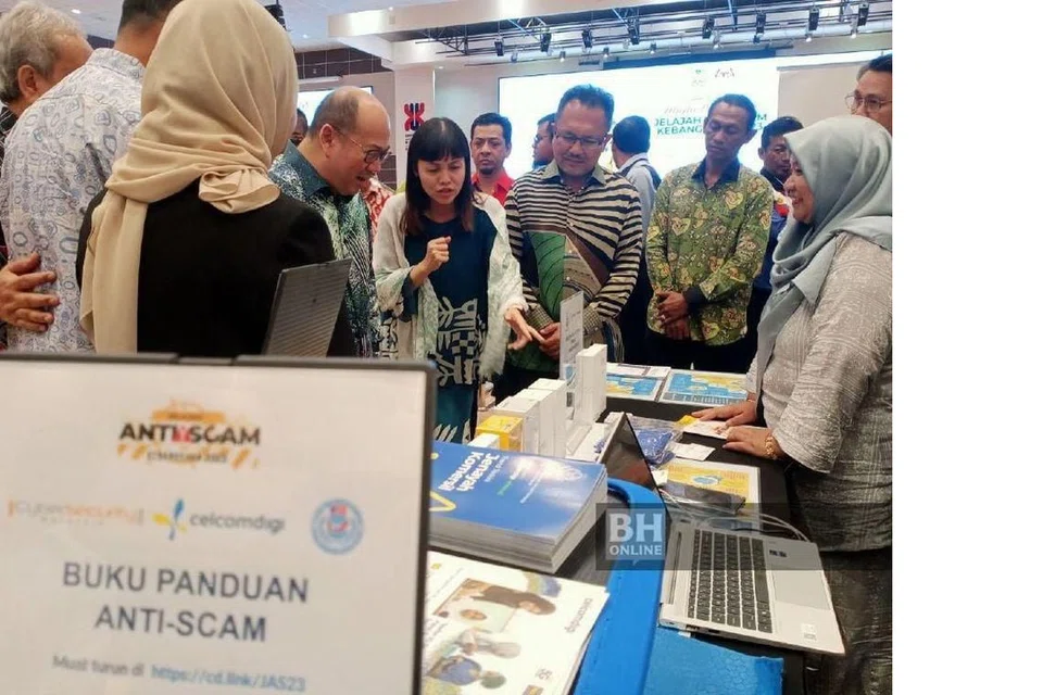 PENIPUAN DALAM TALIAN: Cik Teo Nie Ching (empat dari kanan) mengiringi Tengku Muhamad Fa-Iz (di sebelahnya) semasa melawat pameran sempena Majlis Perasmian Jelajah Anti-Scam Kebangsaan 2023 Peringkat Negeri Kelantan di Dewan Tuanku Canselor, UMK Bachok.