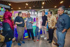 (Dari kiri) Editor Audiens dan Perkembangan Berita Harian, Cik Norhaiza Hashim; Penerbit Kandungan Media Sosial OMG, Cik Nur Sabrina Masri bersama Encik Masagos Zulkifli Masagos Mohamad, Cik Rahayu Mahzam, Encik Mohd Fahmi Aliman dan Encik Zhulkarnain Abdul Rahim dan Editor Berita Harian, Encik Nazry Mokhtar berbincang di reruai OMG x Berita Harian semasa Festival Belia M³ 2024 di Wisma Geylang Serai.