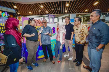 (Dari kiri) Editor Audiens dan Perkembangan Berita Harian, Cik Norhaiza Hashim; Penerbit Kandungan Media Sosial OMG, Cik Nur Sabrina Masri bersama Encik Masagos Zulkifli Masagos Mohamad, Cik Rahayu Mahzam, Encik Mohd Fahmi Aliman dan Encik Zhulkarnain Abdul Rahim dan Editor Berita Harian, Encik Nazry Mokhtar berbincang di reruai OMG x Berita Harian semasa Festival Belia M³ 2024 di Wisma Geylang Serai.