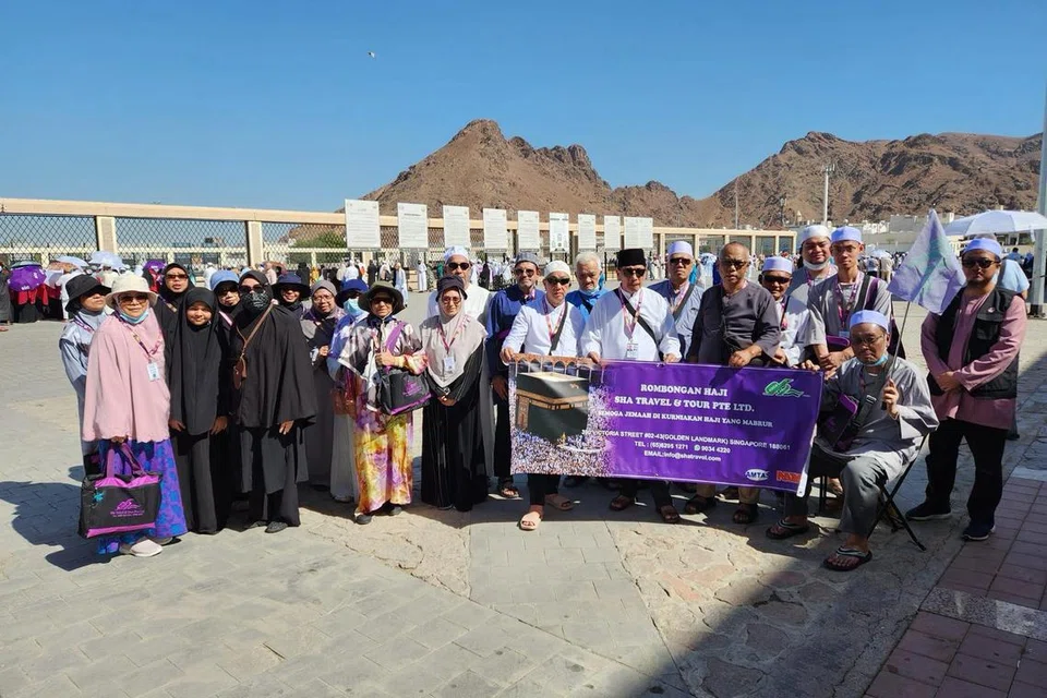 Sekumpulan jemaah Sha Travel & Tours semasa bergambar di Jabal Uhud, Madinah, pada 2024. 