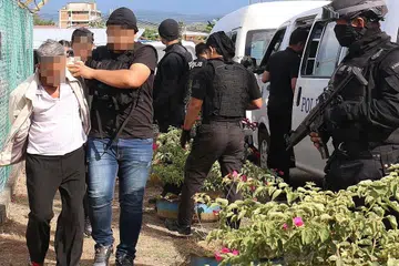 TANGKAPAN PENGGANAS: Pegawai keselamatan Malaysia memberkas seorang lelaki yang disyaki militan dalam satu serbuan antiganas terkini. - Foto JABATAN MEMERANGI KEGANASAN, CAWANGAN KHAS, MALAYSIA