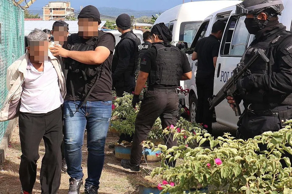TANGKAPAN PENGGANAS: Pegawai keselamatan Malaysia memberkas seorang lelaki yang disyaki militan dalam satu serbuan antiganas terkini. - Foto JABATAN MEMERANGI KEGANASAN, CAWANGAN KHAS, MALAYSIA
