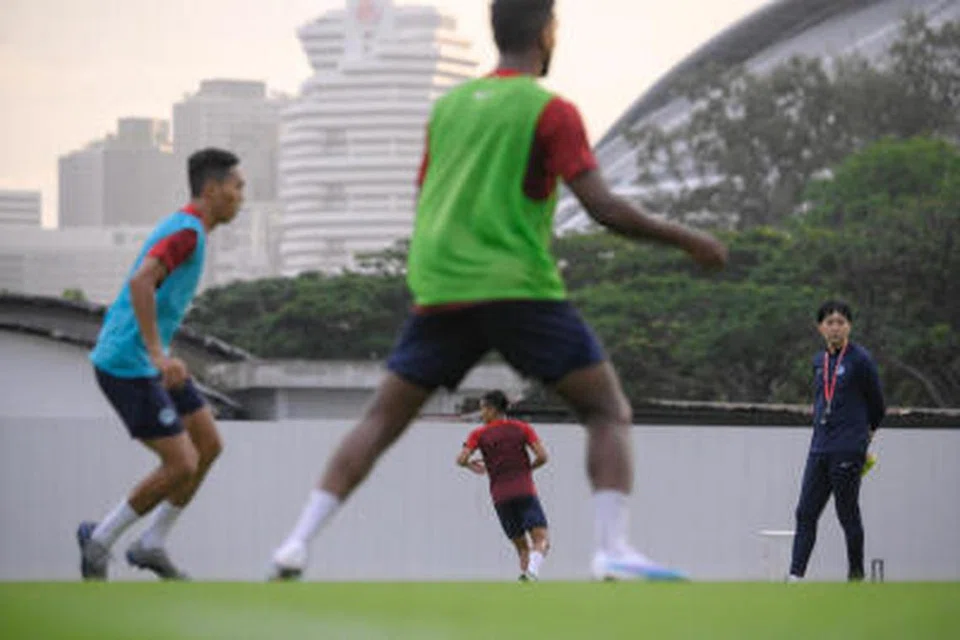 AKSI DITANGGUH: Pasukan Singa giat berlatih di Hab Bola Sepak Kallang pada 12 Jun bagi perlawanan persahabatan  menentang Papua New Guinea. 
