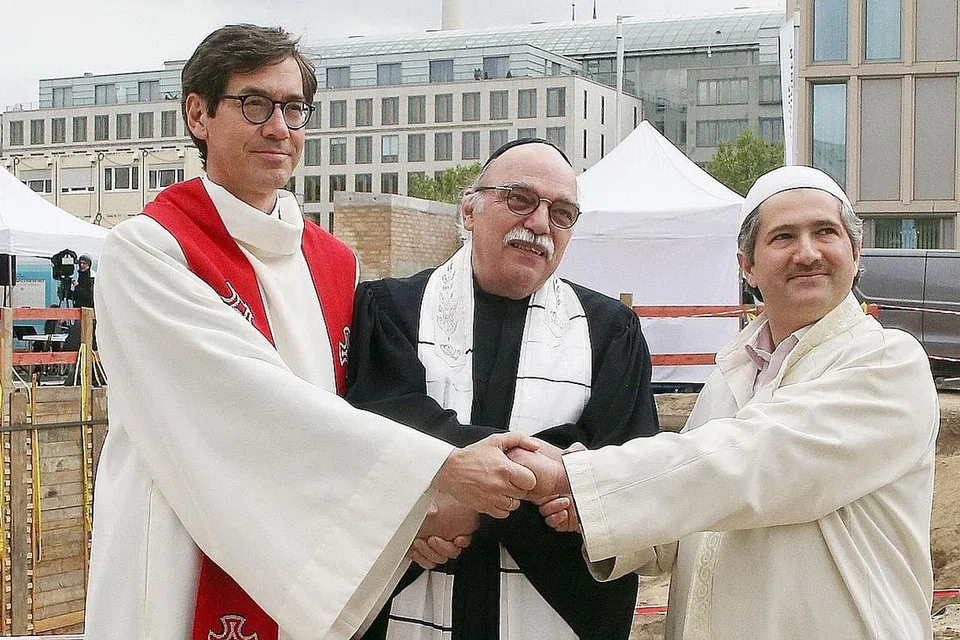 USAHASAMA: (dari kiri) Pastor Gregor Hohberg, Rabai Andreas Nachama dan Imam Kadir Sanci berganbar semasa upacara pecah tanah bangunan "House of One" yang dirancang sebagai `bangunan yang menempatkan sinagog, gereja dan masjid di Berlin. - Foto AFP