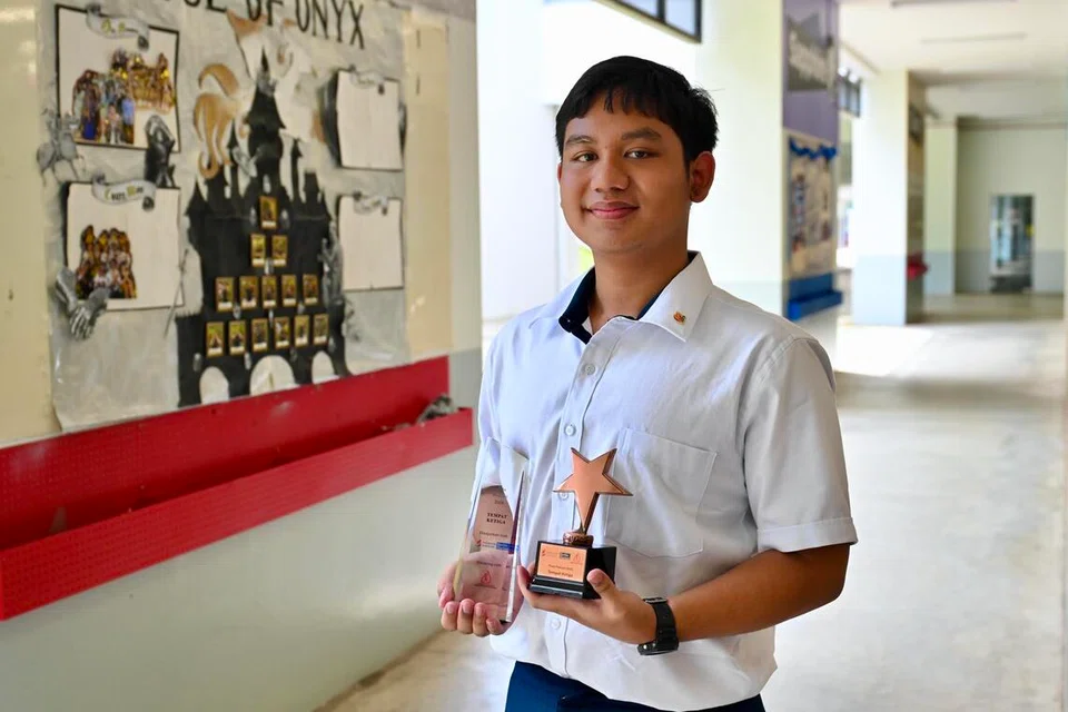 Pelajar Maktab Rendah Anderson Serangoon (ASRJC), Muhammad Seto Sulistiyo Nugroho, mewakili pasukannya ketika menerima Anugerah Tempat Ketiga dalam pertandingan ‘Piala Podcast’, hasil podcast ‘Gegar GenZ’, yang mengupas peranan generasi muda dalam melestarikan budaya Melayu dalam era digital.
