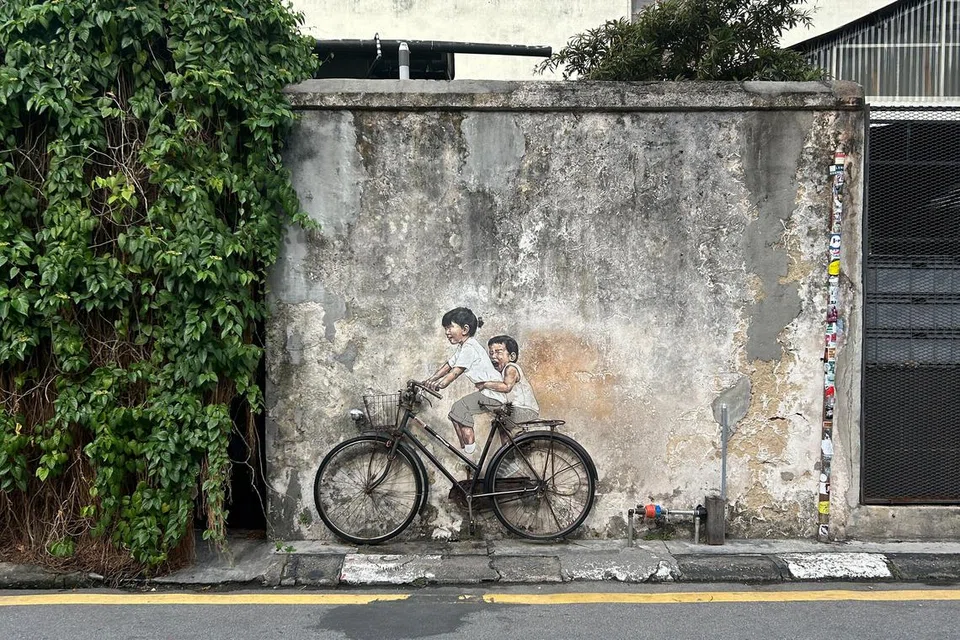 Mural ikonik “Little Children on a Bicycle” di Armenian Street.