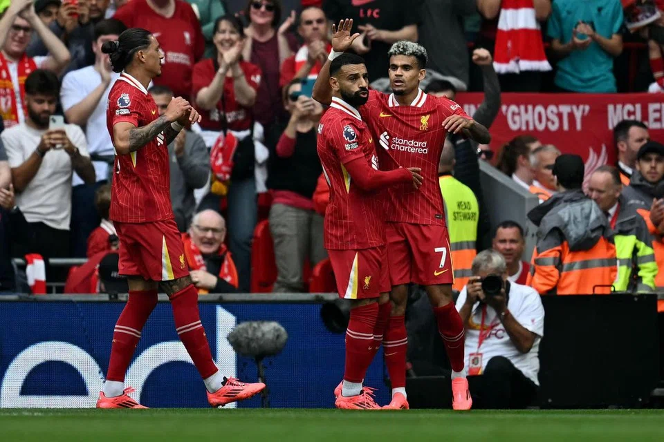 Luis Diaz (kanan) dan Mo Salah telah memulakan musim kali ini dengan cemerlang. Diaz menjaringkan lima goal dan Salah pula menyumbangkan empat gol sejauh ini.