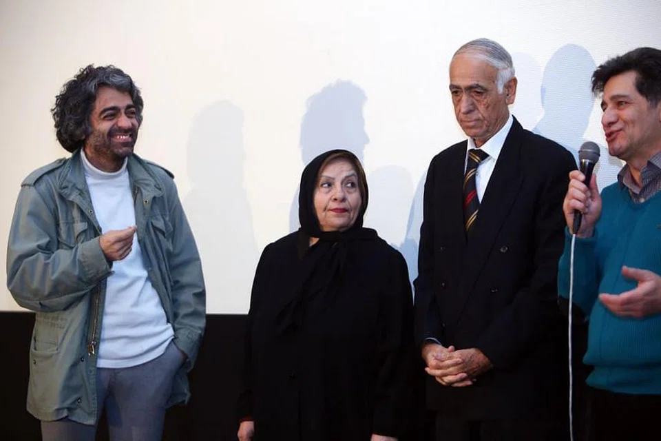 LIMA TAHUN LALU SEBELUM KES NGERI: Pengarah filem, Babak Khorramdin (kiri) bersama ibu bapanya, Akbar Khorramdin dan Iran Mousavi di pentas selepas tayangan filemnya di Teheran pada 2016. Lima tahun selepas itu, mereka mengaku membunuh Babak kerana mendakwa tidak senangi perangainya yang ganas, mengambil kesempatan ke atas mereka dan tidak bermoral. - Foto NEW YORK TIMES.