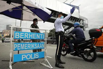 OPERASI POLIS: Menurut Polis Diraja Malaysia, sejauh ini PDRM telah menahan 1,215 anggota sindiket curi kenderaan di seluruh negara sejak tahun 2016 mengikut Akta Pencegahan Jenayah (POCA) 1959. - Foto REUTERS