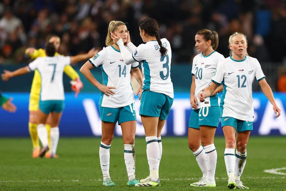 KECEWA: Para pemain New Zealand kecewa setelah pasukan itu hanya mampu seri 0-0 dalam perlawanan menentang Switzerland pada Ahad, sekali gus tersingkir dalam kejohanan Piala Dunia Wanita. 