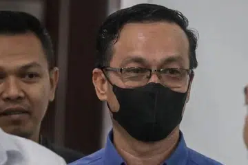 Imam masjid di Kangar, Mohd Isa Abdul Karim (memakai pelitup), hadapi tujuh tuduhan terima suapan proses daftar pasangan kahwin di Thailand.