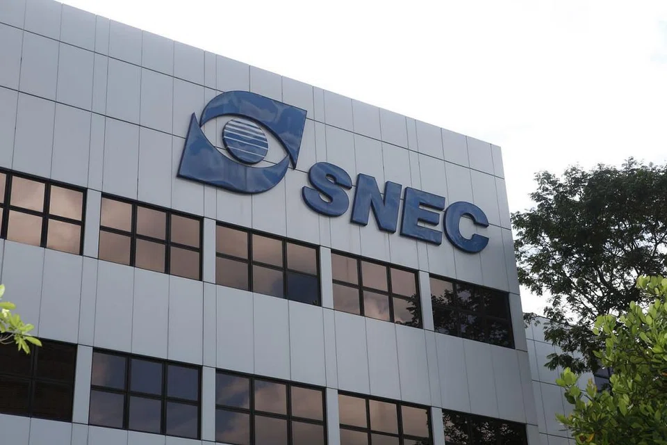 ELAK KEJADIAN: Seorang kakitangan di Pusat Mata Nasional Singapura (SNEC) telah disalah beri sehingga lima dos vaksin Covid-19 Pfizer-BioNTech dalam kejadian yang berlaku pada 14 Januari lalu. - Foto fail