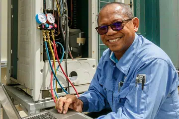 DIBERI KEPERCAYAAN: Daikin menaja Encik Muzaini Rapie mengikuti kursus diploma dalam kejuruteraan mekanikal di Politeknik Singapura (SP) selain dinaikkan pangkat sebagai jurutera perkhidmatan. - Foto DAIKIN