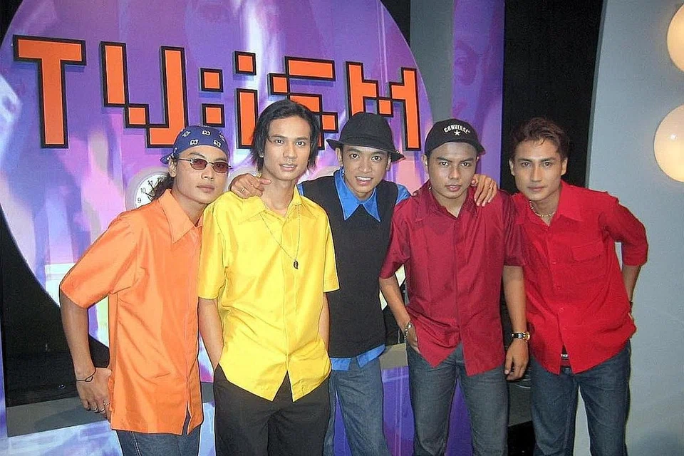 PERSEMBAHAN BUAT PEMINAT: Tomok (tengah) mahu menampilkan band New Boyz yang pernah dianggotainya dulu dalam konsert 'Tomok Vs Black - In The Spotlight' di Dewan Filharmonik Petronas (DFP), Kuala Lumpur, 28 November ini. Gambar ini menunjukkan band tersebut pada 2005 ketika muncul dalam rancangan Singapura 'TV:ISM'. - Foto fail