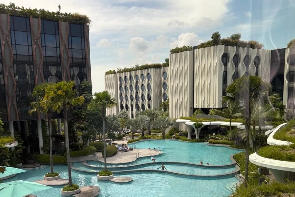 Pemandangan Adventure Pool, salah satu daripada empat kolam renang yang ditawarkan di Village Hotel Sentosa.