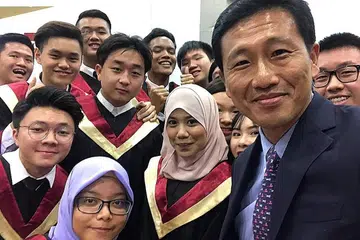 INSTITUSI KELAS DUNIA: Encik Ong Ye Kung mengambil 'wefie' bersama graduan ITE selepas sebuah majlis tamat pengajian baru-baru ini. - Foto MOE