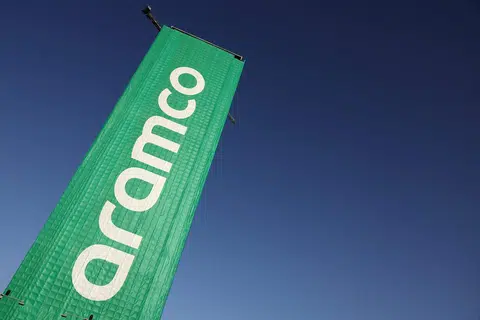 Syarikat petroleum dan gas asli milik kerajaan Arab Saudi, Aramco, telah membuat pelaburan dalam tenaga boleh diperbaharui dalam usaha memainkan peranan menangani isu perubahan iklim. Di bawah program transformasi Visi 2030 mereka, Arab Saudi sedang berusaha mengubah ekonominya yang bergantung pada minyak menjadi sebuah ekonomi yang lebih rencam.