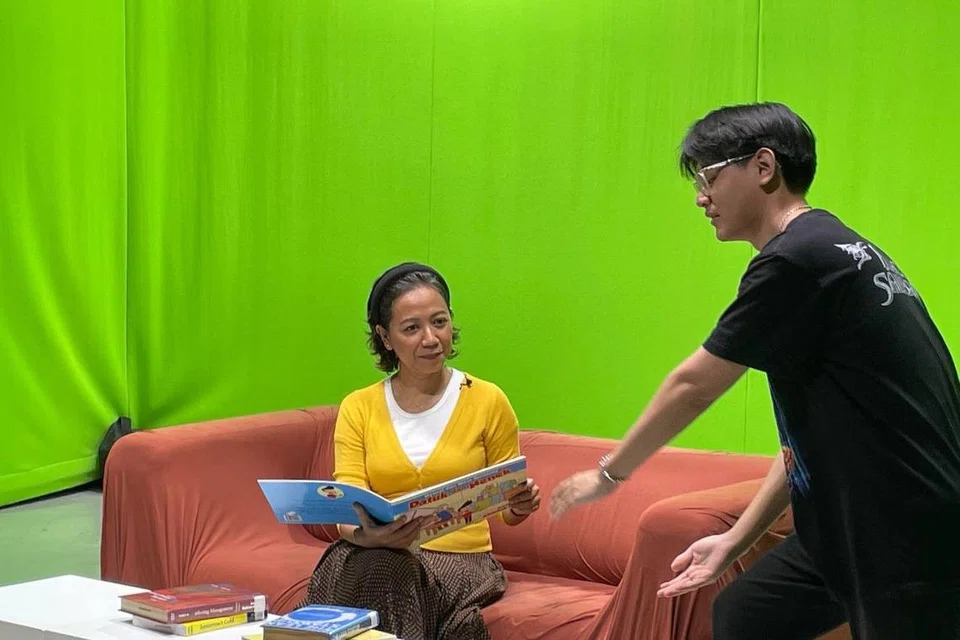 Encik Wai Yan Soe Moe, memberi arahan kepada Cik Norlin Samat, semasa merakamkan segmen pembacaan buku interaktif