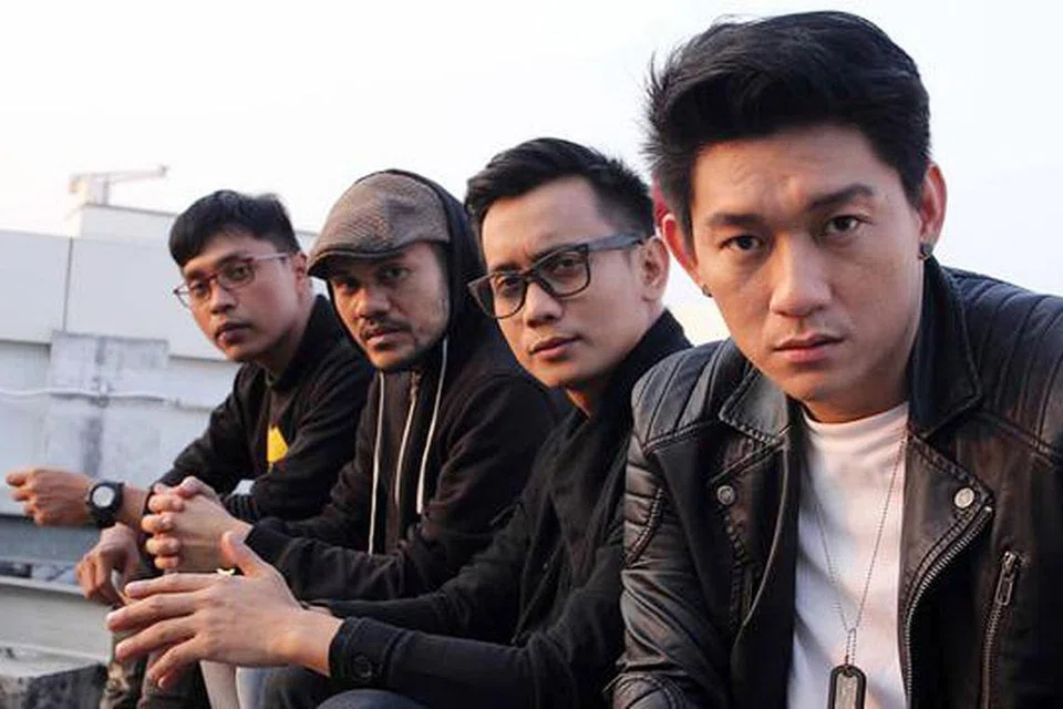 TIADA LAGI: Ifan (kanan sekali) satu-satunya anggota band Seventeen yang masih ada. Teman-temannya Bani (tiga dari kiri), Andi (kiri) dan Herman (dua dari kiri) dilaporkan tewas dengan bencana tsunami di Selat Sunda. - Foto LIPUTAN.COM