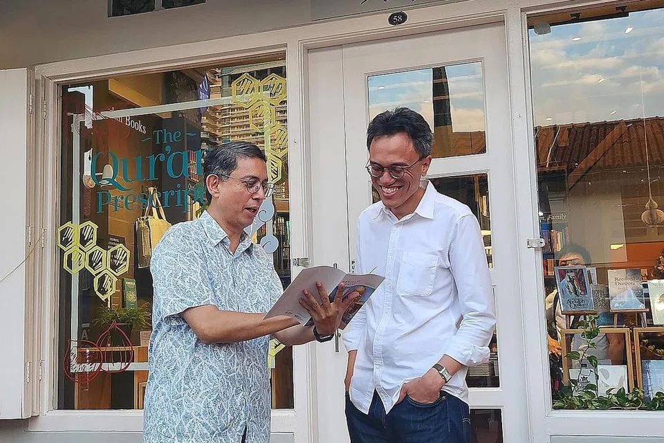 PROJEK BARU: Dr Faishal Ibrahim (kiri) berkongsi usaha dokumentasi cerita warisan perniagaan di sekitar Kampong Glam bersama pemilik kedai buku Wardah, Encik Ibrahim Tahir, semalam. - Foto BM oleh RUBIAH MOHD