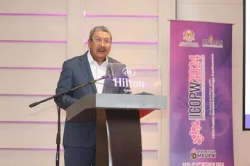 Ketua Pengarah Perkhidmatan Awam Malaysia, Tan Sri Wan Ahmad Dahlan Abdul Aziz, ketika berucap merasmikan Persidangan Antarabangsa Mengenai Kesejahteraan Psikologi 2024 (ICOPW), di Kuching, Sarawak.  