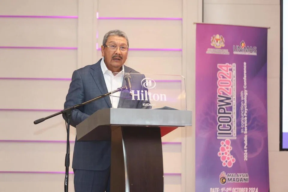 Ketua Pengarah Perkhidmatan Awam Malaysia, Tan Sri Wan Ahmad Dahlan Abdul Aziz, ketika berucap merasmikan Persidangan Antarabangsa Mengenai Kesejahteraan Psikologi 2024 (ICOPW), di Kuching, Sarawak.  
