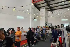 USAHA MULA: Anjuran pasar lambak Fleamart Bou@Filloz yang diadakan di 47 Kaki Bukit Road 2 pada 25 September lalu mendapat sambutan baik yang mendorong Khairudin dan tiga rakan peniaga untuk mengadakannya di Wisma Geylang Serai dengan penyertaan lebih ramai penjaja. - Foto-foto ihsan KHAIRUDIN SAMSUDIN