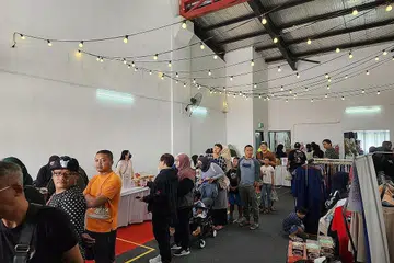 USAHA MULA: Anjuran pasar lambak Fleamart Bou@Filloz yang diadakan di 47 Kaki Bukit Road 2 pada 25 September lalu mendapat sambutan baik yang mendorong Khairudin dan tiga rakan peniaga untuk mengadakannya di Wisma Geylang Serai dengan penyertaan lebih ramai penjaja. - Foto-foto ihsan KHAIRUDIN SAMSUDIN