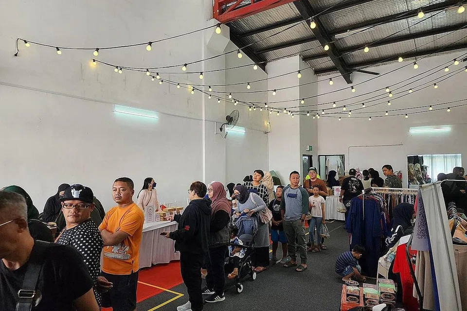 USAHA MULA: Anjuran pasar lambak Fleamart Bou@Filloz yang diadakan di 47 Kaki Bukit Road 2 pada 25 September lalu mendapat sambutan baik yang mendorong Khairudin dan tiga rakan peniaga untuk mengadakannya di Wisma Geylang Serai dengan penyertaan lebih ramai penjaja. - Foto-foto ihsan KHAIRUDIN SAMSUDIN