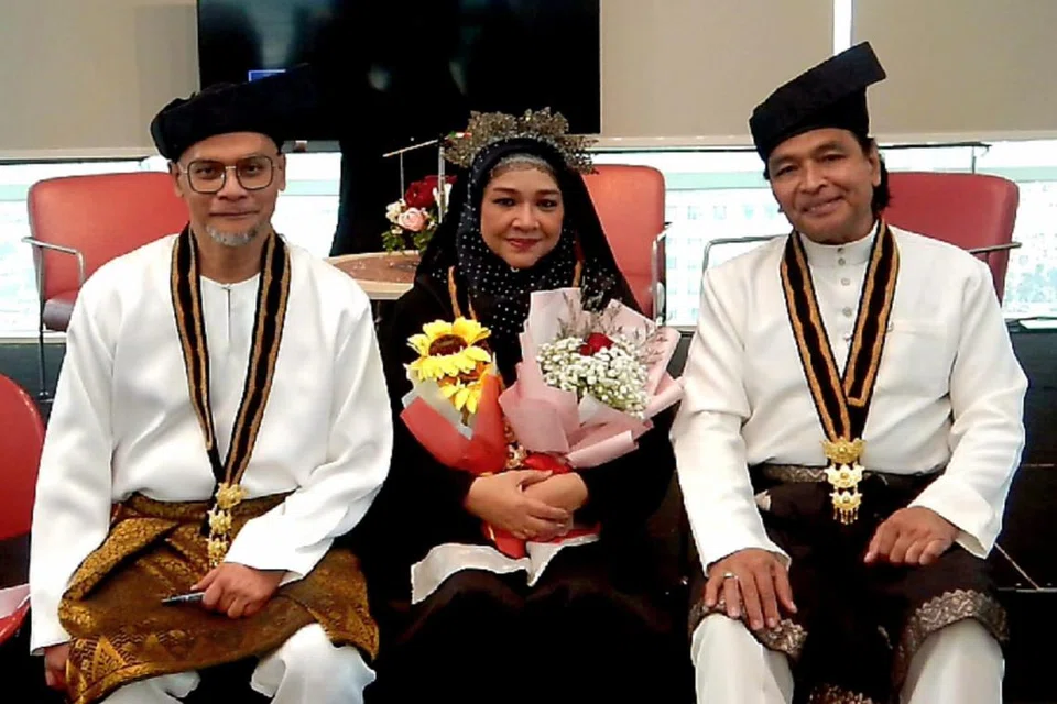 Tiga penulis buku ‘Jatuh Hukum’, (dari kiri) Mohd Khair Mohd Yasin, Khaziah Yem dan Azman Shariff, pada hari pelancaran pada 25 Januari.