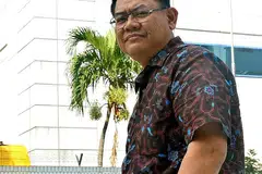 BERPENGALAMAN LUAS: Mula bekerja di peringkat paling bawah sebagai seorang pekerja pengiriman, Encik Abdul Rahim (atas) kini merupakan Ketua Pegawai Eksekutif (CEO) Kumpulan bagi syarikat yang mempunyai 165 cawangan di serata Indonesia. - Foto KHALID BABA