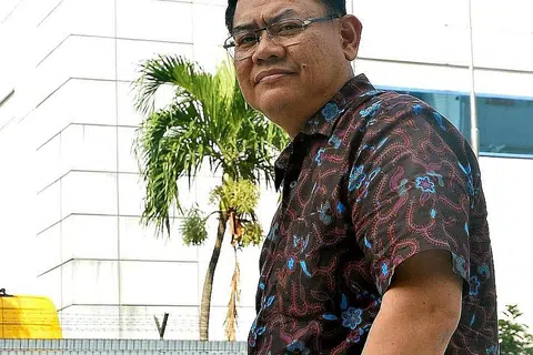 BERPENGALAMAN LUAS: Mula bekerja di peringkat paling bawah sebagai seorang pekerja pengiriman, Encik Abdul Rahim (atas) kini merupakan Ketua Pegawai Eksekutif (CEO) Kumpulan bagi syarikat yang mempunyai 165 cawangan di serata Indonesia. - Foto KHALID BABA
