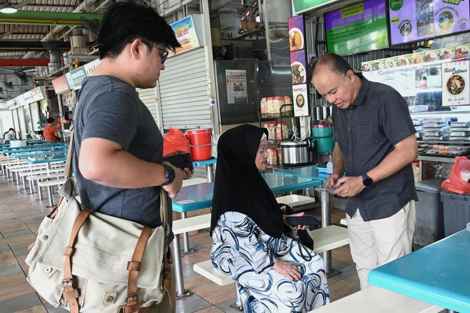 Penduduk Kaki Bukit beramah mesra dengan Encik Faisal Manap ketika beliau mengunjungi Pasar dan Pusat Makanan 511 Kaki Bukit.